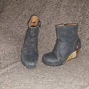 THE ART COMPANY-Detailed Wood Wedge Heel Booties-Gray Nubuck-Sz 37-EXCELLENT